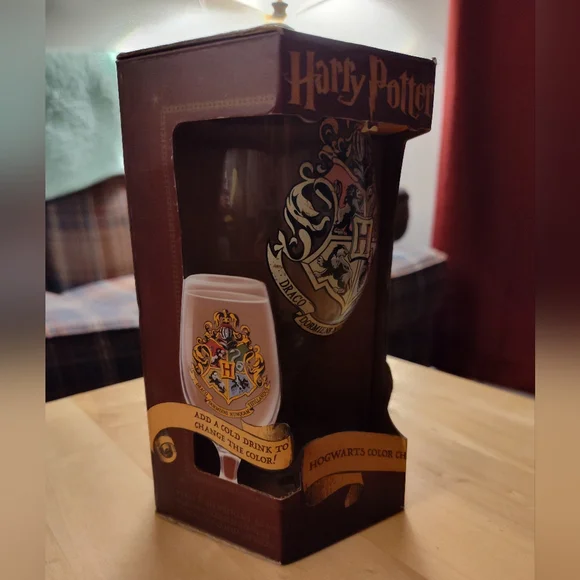 💙 Harry Potter Color Changing Wine Glass - Picture 4 of 7